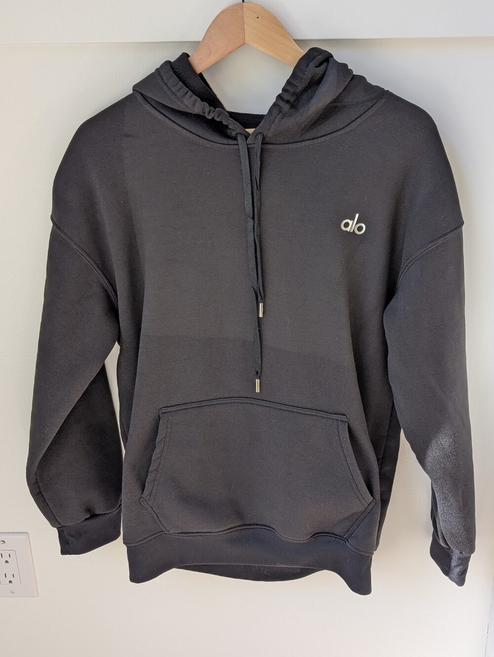 ALO Yoga Accolade Unisex Black Crewneck Hoodie with Subtle Logo